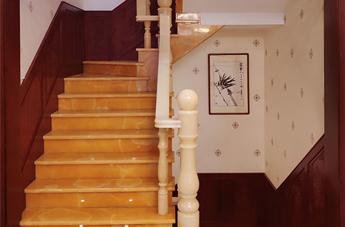 思南中式别墅室内汉白玉石楼梯的定制安装装饰效果